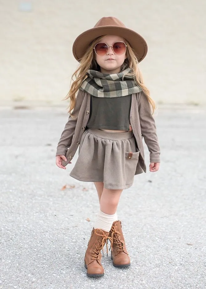 بهترین ایدهها برای انتخاب لباس عید دخترانه در سال ۱۴۰4 5 لباس سنتر 7b9d50fed2ea597d97ccea7ad9ea27f6 لباس سنتر فروشگاه اینترنتی لباس سنتر با هدف فروش بهترین لباس های زنانه و مردانه و بچگانه همواره در تلاش می باشد که رضایت خاطر شما را فراهم نماید.