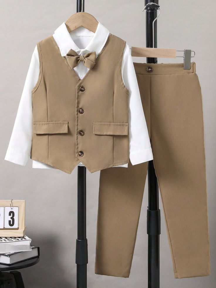 نکات مهم برای خرید لباس عید کودک با توجه به سن 14 لباس سنتر Young Boy Solid Bow Front Shirt Vest Blazer Pants لباس سنتر فروشگاه اینترنتی لباس سنتر با هدف فروش بهترین لباس های زنانه و مردانه و بچگانه همواره در تلاش می باشد که رضایت خاطر شما را فراهم نماید.