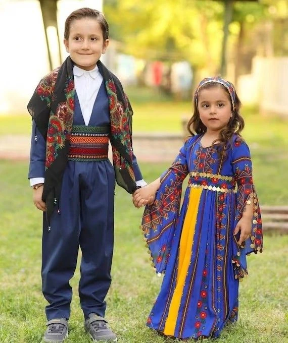 ۱۰ ایده برای عکاسی نوروزی کودکان با لباس های بهاری 4 لباس سنتر عکاسی نوروزی کودکان با لباس های بهاری